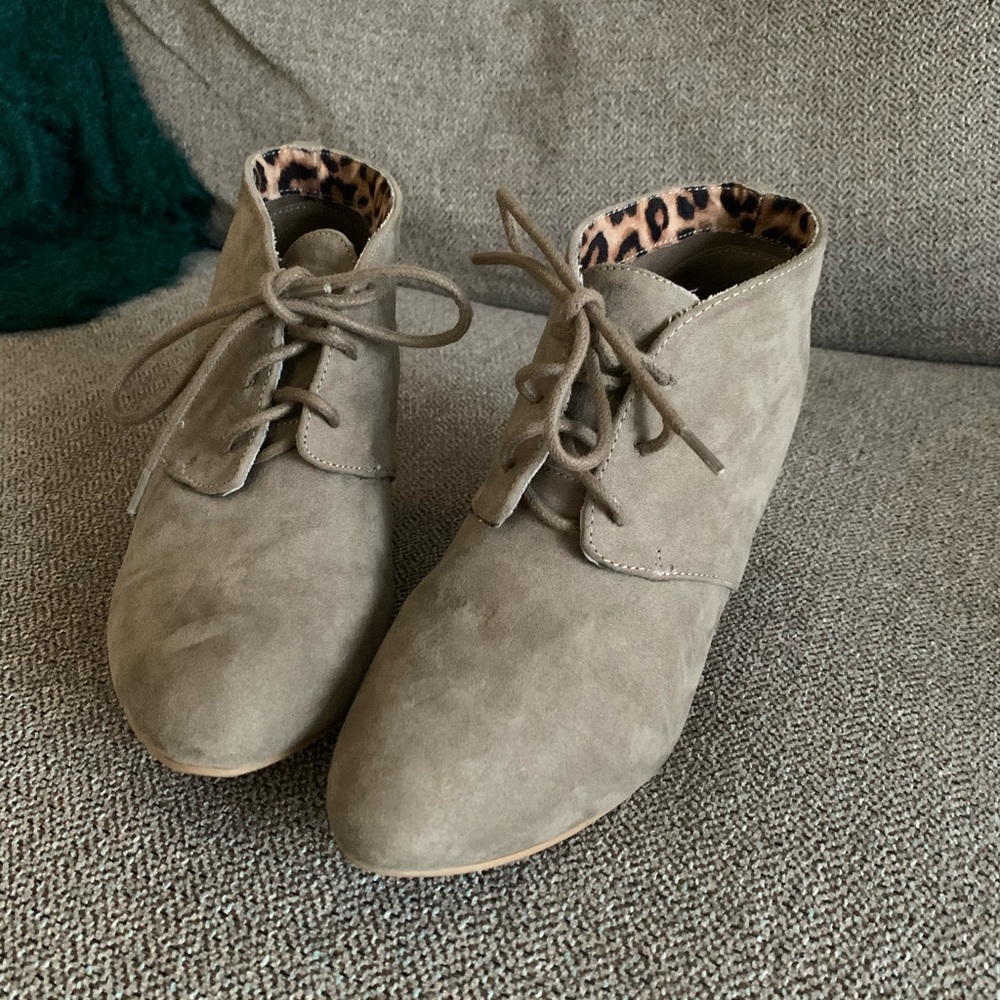 QUPID size 7 Suede booties